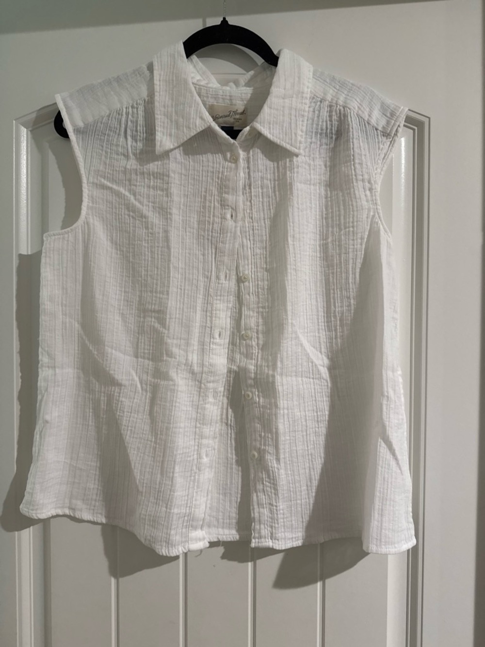 Universal Thread White Sleeveless Button-Down Collared Top